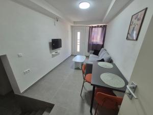 a living room with a table and a couch at Nektarioss in Kernen