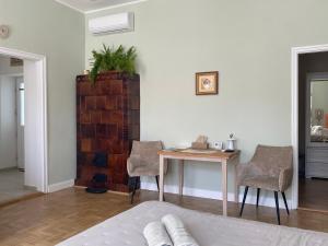 a living room with a table and chairs at Patak & Stone apartman in Szentendre