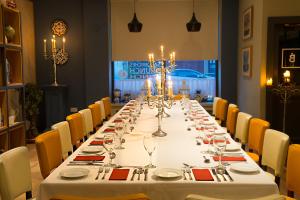 Ein Restaurant oder anderes Speiselokal in der Unterkunft Tralee Benners Hotel 