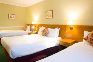 Ein Bett oder Betten in einem Zimmer der Unterkunft Tralee Benners Hotel