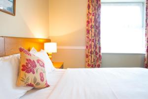 Ein Bett oder Betten in einem Zimmer der Unterkunft Tralee Benners Hotel