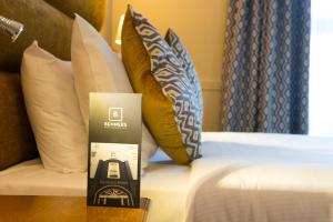 Ein Bett oder Betten in einem Zimmer der Unterkunft Tralee Benners Hotel