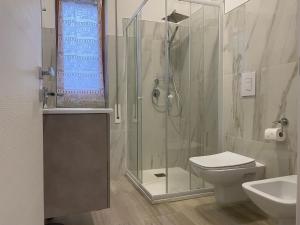 a bathroom with a shower and a toilet and a sink at Casa Francesca Appartamento a 200m dal mare in Torre Canne