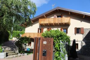 a house with a wooden box in front of it at TAVANIs HOUSE in Delebio
