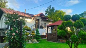 a house with a gazebo in a yard at Apartament DobraNocka in Ściegny