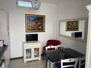 a dining room with a table and a mirror at Smartop Apartment in Forte dei Marmi