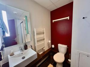 a bathroom with a white toilet and a sink at Studio lumineux et climatisé avec parking gratuit - Tramway devant la résidence - appartement 114 in Grenoble +9 photos
