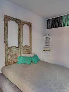 ein Bett mit zwei grünen Kissen in einem Schlafzimmer in der Unterkunft Hellas4ever in Chrysoupolis + 27 Fotos