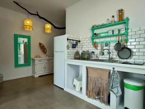 eine Küche mit einem weißen Kühlschrank und einer Spüle in der Unterkunft Hellas4ever in Chrysoupolis