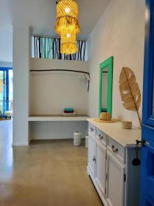 eine Küche mit einem Tisch und einem Kronleuchter in der Unterkunft Hellas4ever in Chrysoupolis