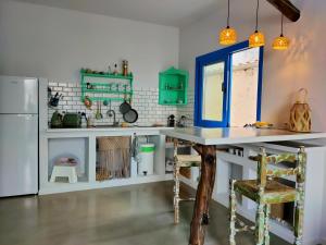 eine Küche mit einem Tisch und einem Kühlschrank in der Unterkunft Hellas4ever in Chrysoupolis