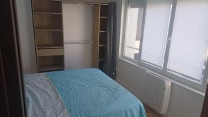 a bedroom with a bed and a window at Appartement lena in Boulogne-sur-Mer