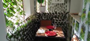 a table with red dishes on it in a room at Coquet ac accès autonome in El Aouina Station