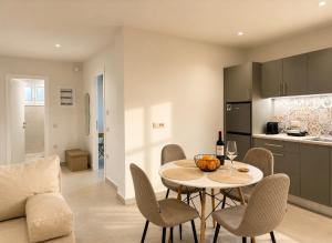 a kitchen and a dining room with a table and chairs at ΕΝ ΑΛΩ Residences in Kiveri