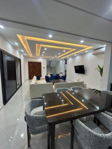 a living room with a dining table and a couch at Villa blanca in Al Maqārisah