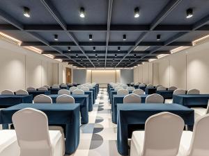an empty room with blue and white chairs at เดย์ อินน์ บาย วินด์แฮม ระยอง อู่ตะเภา in Ban Chang