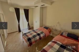 a room with two beds in a room at Salatić-Lekić apartmani in Čanj