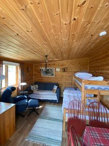 a room with two bunk beds in a log cabin at Snøhetta Camping in Hjerkinn