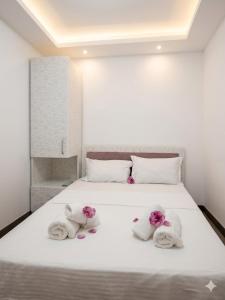 a bedroom with a bed with towels on it at Villa Italia Boutique in Mamaia Sat/Năvodari