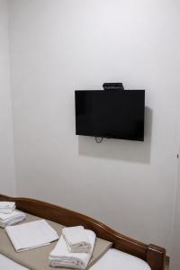 a flat screen tv hanging on a wall at Casa Bellora in Kamenari