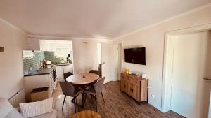 a living room with a table and a kitchen at Joachims Ruhe in Joachimsthal