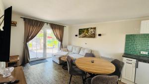 a living room with a couch and a table at Joachims Ruhe in Joachimsthal