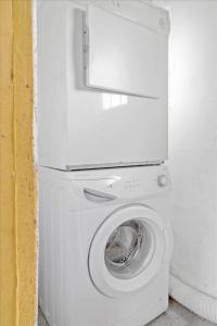 a washer and dryer with a washing machine at 30001-Malling-Hasselvaenget-7 in Malling