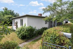a small white house in a yard at 30001-Malling-Hasselvaenget-7 in Malling