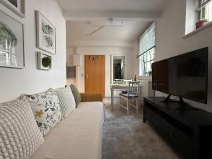 a living room with a couch and a flat screen tv at Hygge Cabin in Rostock
