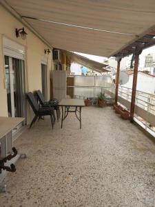 a patio with chairs and a table on a balcony at Lamia House in Lamía