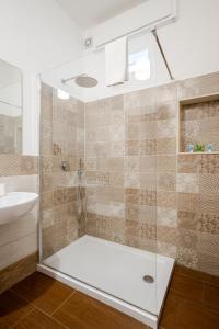 a bathroom with a shower and a sink at Panoramic Rooms in Syracuse +40 photos
