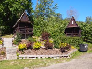 two cottages with a garden and a trash can at Kemp Prachovská osma in Libuň