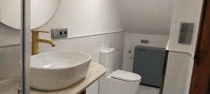 a bathroom with a sink and a toilet at O rincón do Mimo in Ribeira