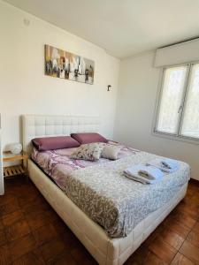 a bedroom with a large bed in a room at La casa di Teo in Cappella Maggiore