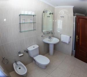 een badkamer met een toilet en een wastafel bij El Molino in Melide