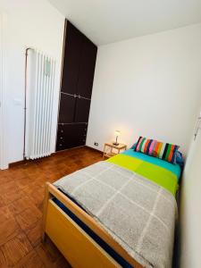 a bedroom with a bed in a room at La casa di Teo in Cappella Maggiore +3 photos