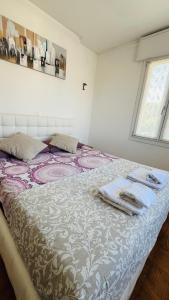 a bedroom with a bed with towels on it at La casa di Teo in Cappella Maggiore