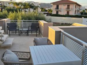 a patio with chairs and a table on a balcony at Lemon House in Avola