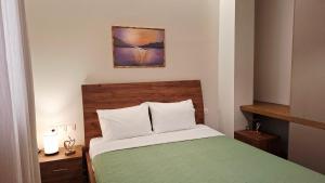 a bedroom with a bed with a green and white at Veronica's House in Zagora