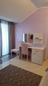 a room with a desk and a chair and a mirror at SOBE Svilajnac in Svilajnac