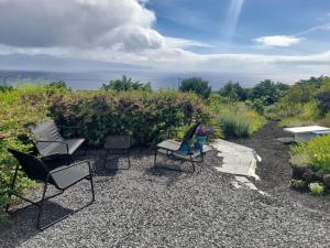 Eine Gruppe von Stühlen steht auf einer Kiesterrasse in der Unterkunft Lost in Thyme in Lajes do Pico