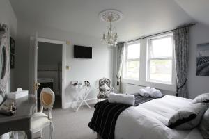 Un dormitorio con una cama grande y una ventana en Brindleys, en Bath