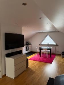 a living room with a table and a window at Studio i Nykvarn in Nykvarn