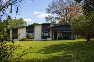 a house with a lawn in front of it at Stirling House in Mooiriver