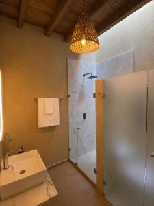 a bathroom with a shower and a sink at Suite Privada Nueva Boutique con Entrada Independiente y Acceso Autónomo, A 5 Min del Centro in Pátzcuaro