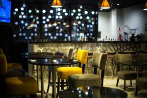 a restaurant with tables and chairs and a bar at Wyndham Costa del Sol Chiclayo in Chiclayo