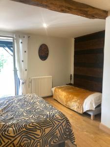 a bedroom with a bed and a window at Appartement à colombages indépendant avec piscine partagée avec le proprietaire in Ponsan-Soubiran
