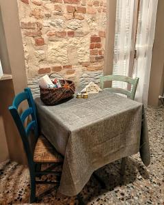 a table with a basket on it with two chairs at Bricc e Foss in San Desiderio