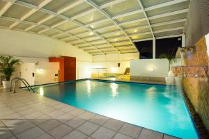 a swimming pool in a building with an indoor pool at Wyndham Costa del Sol Chiclayo in Chiclayo