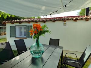 a vase with orange flowers sitting on a table at El cielo de Béjar, casa rural in Béjar